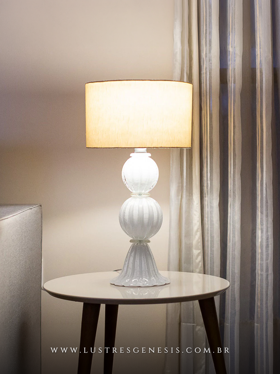 A base do abajur é cuidadosamente trabalhada, proporcionando estabilidade e um toque de luxo.